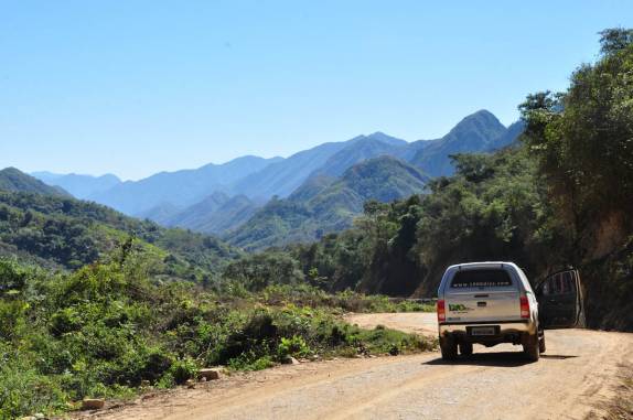 Estrada vai serpenteando moro acima, em direção à Sucre - Bolívia